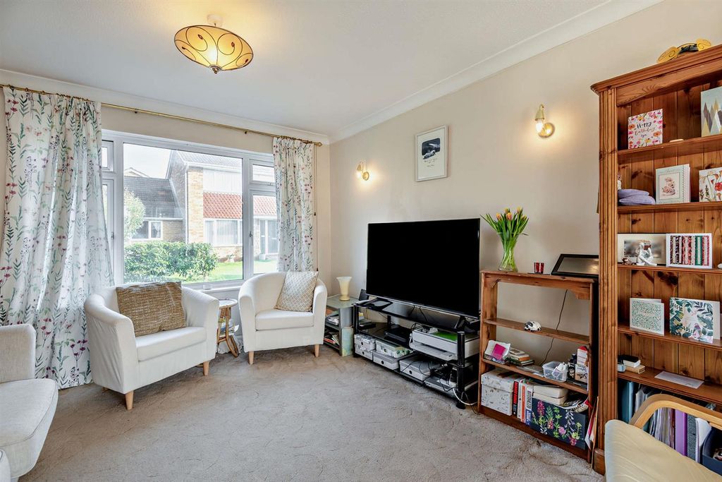 Property photo 2 of 11 8680674-Interior03-800.Jpg