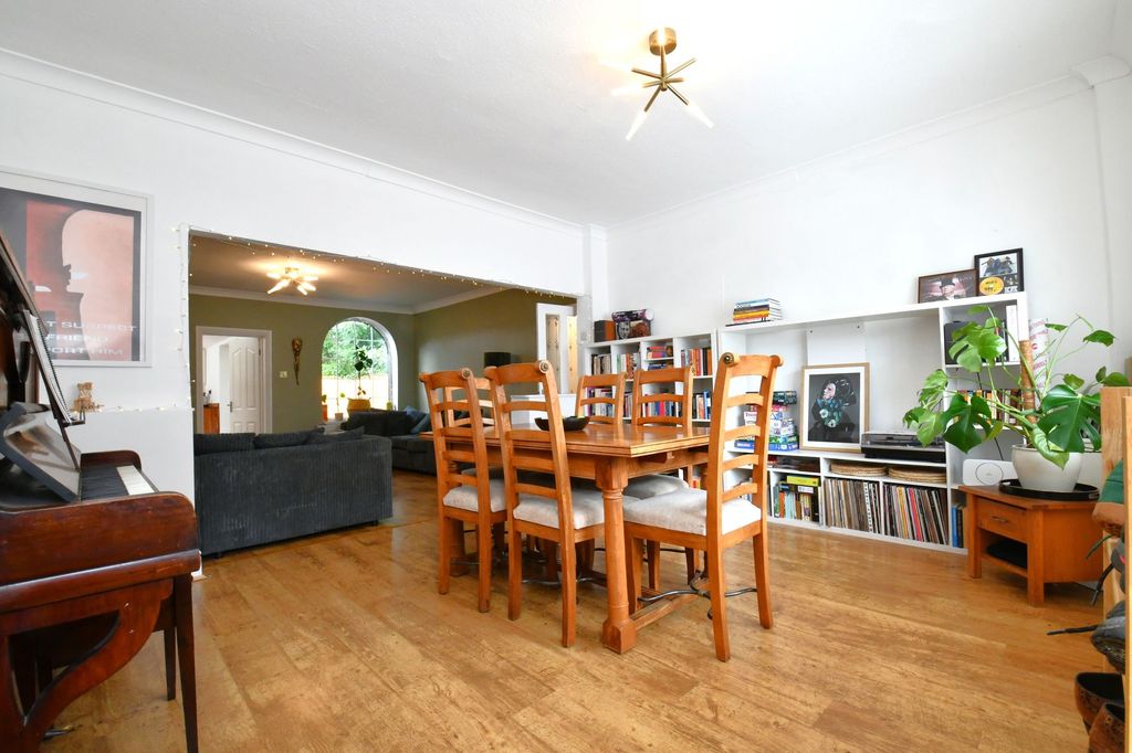 Property photo 2 of 25
