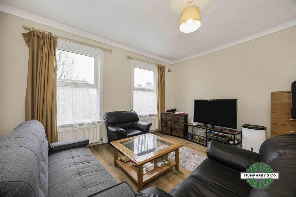 Property photo 3 of 8 56B Leonard Road Forest Gate -008.Jpg