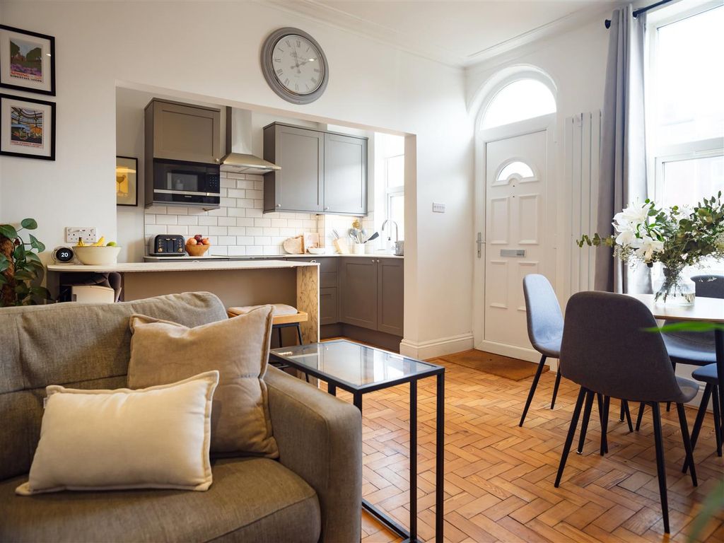 Property photo 3 of 18 Lounge