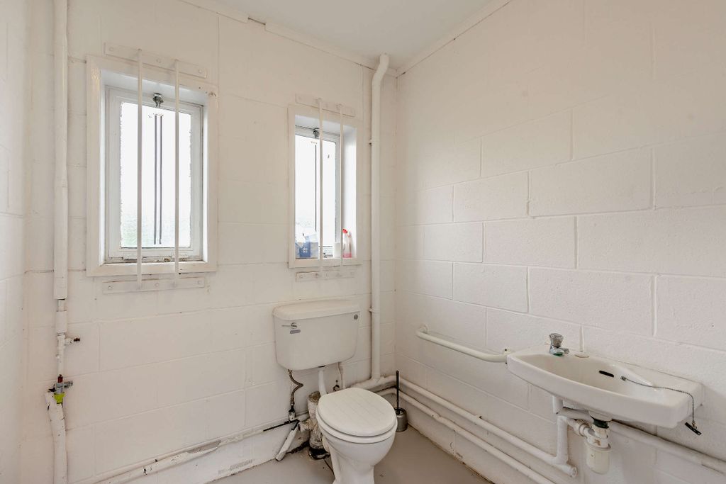 Property photo 3 of 7 8568486-Interior12-800