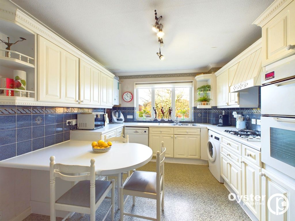 Property photo 3 of 19 Kitchen