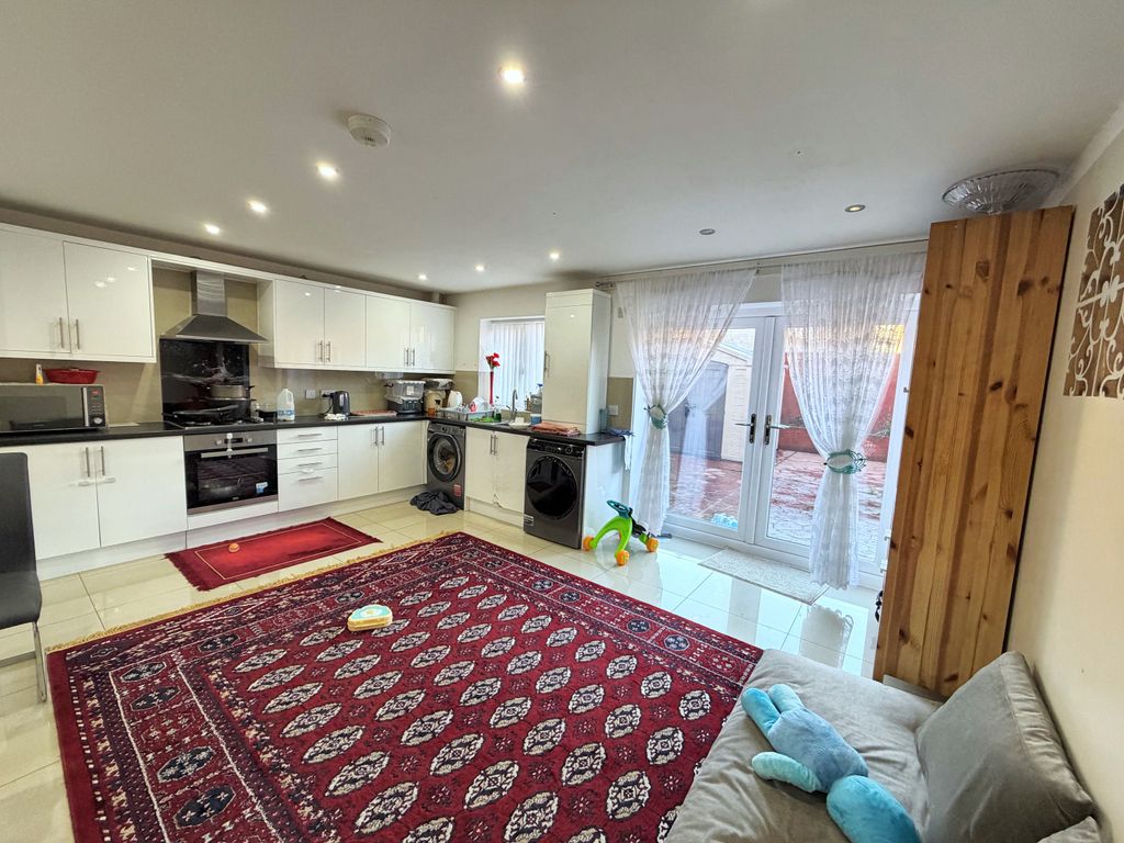 Property photo 3 of 11 39C55783-Ca7F-4A3D-A1C0-E940B3926Eeb