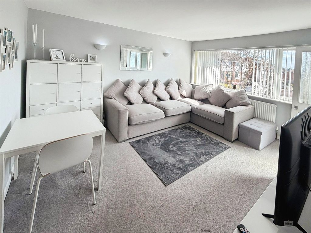 Property photo 2 of 10 Lounge