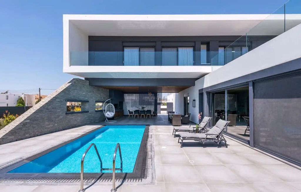 Property photo 2 of 14