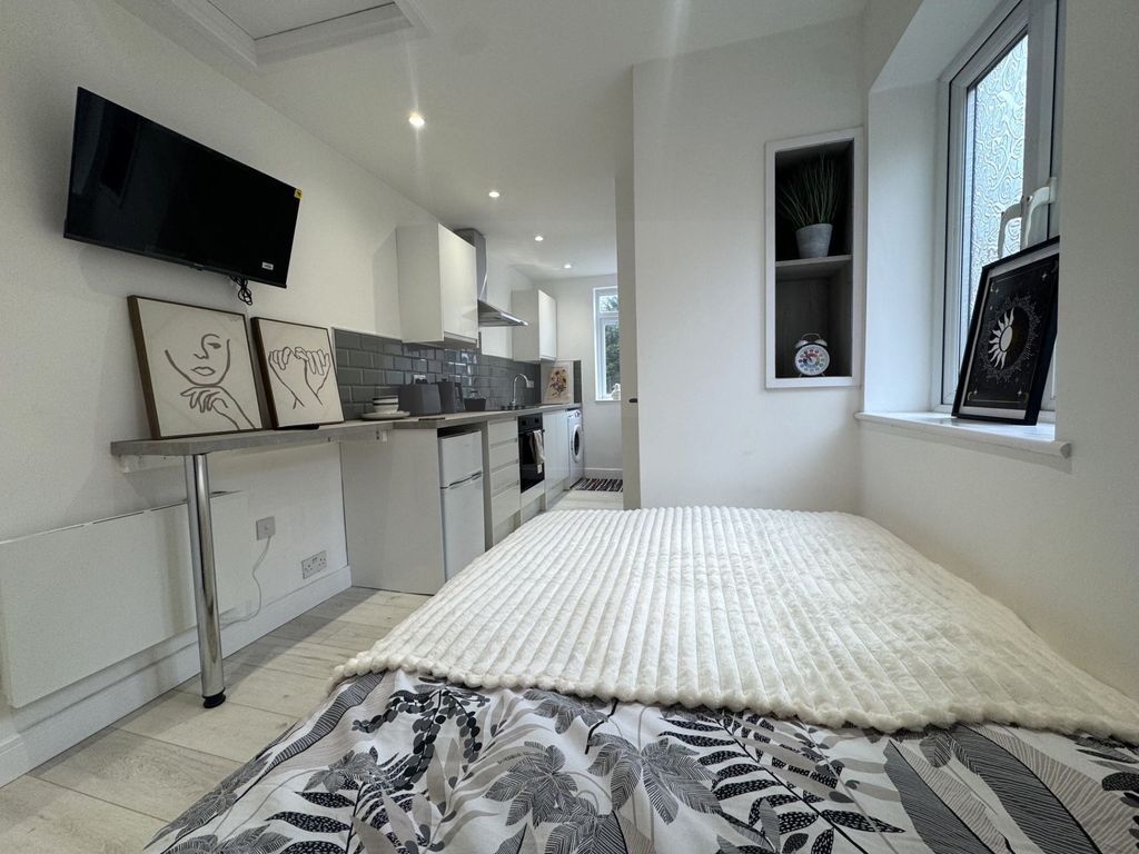 Property photo 2 of 6 Photo 5