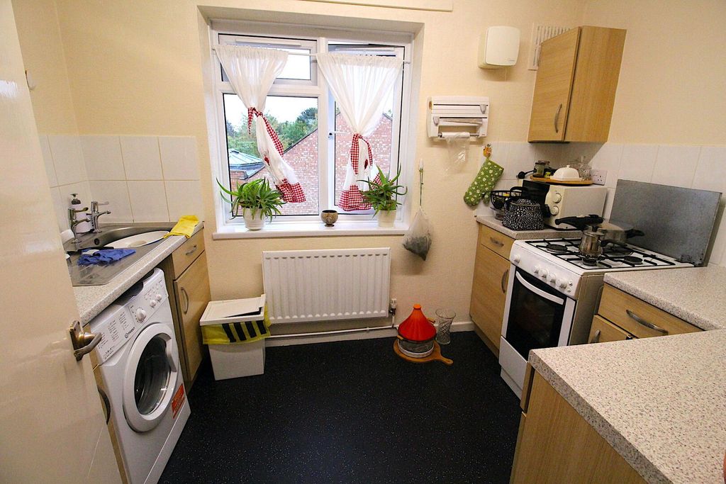 Property photo 2 of 5 Kitchen