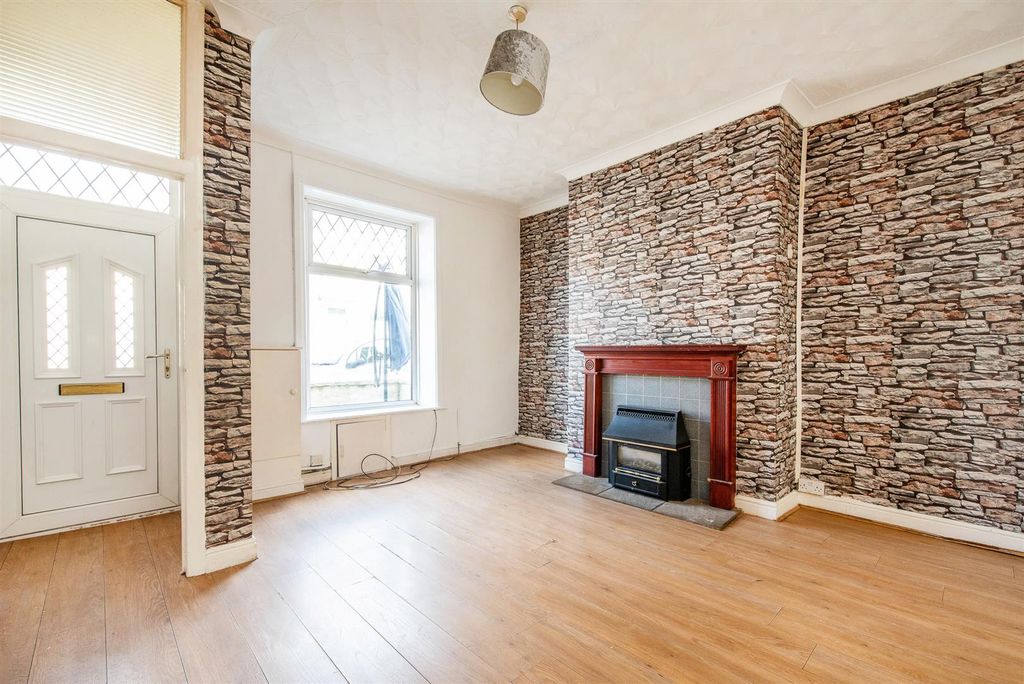 Property photo 2 of 16 Lounge