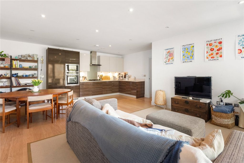 Property photo 2 of 15 Kitchen/Reception