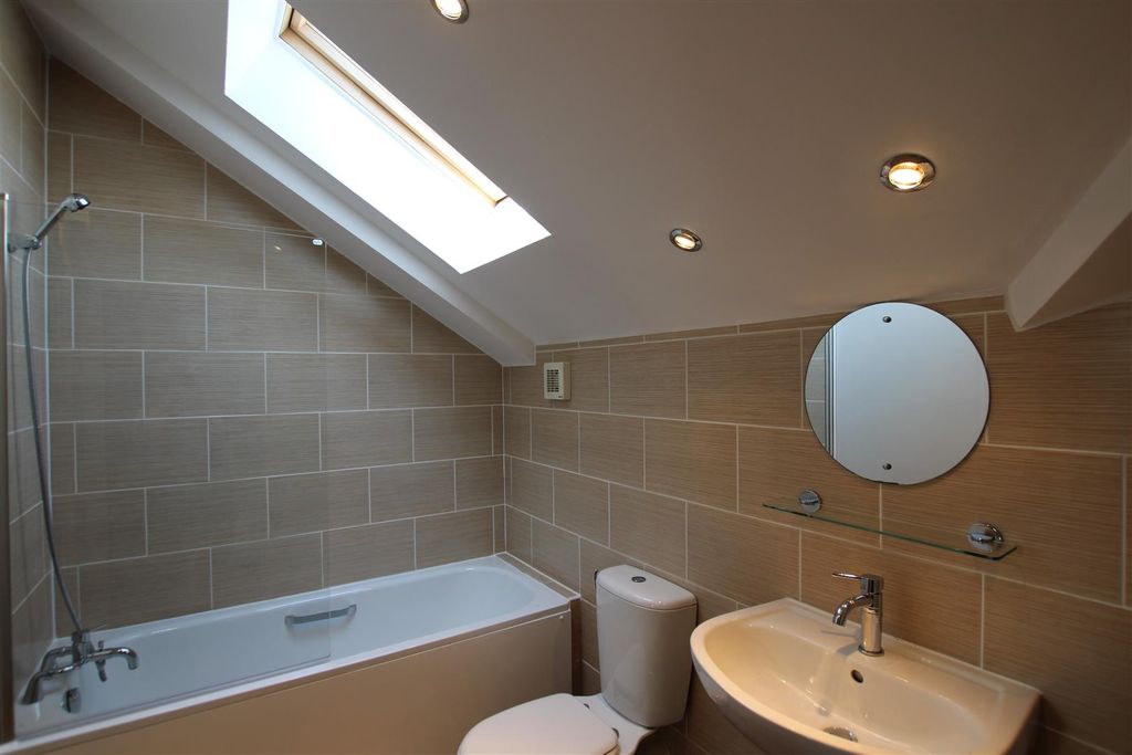 Property photo 2 of 8 Bath 1.Jpg