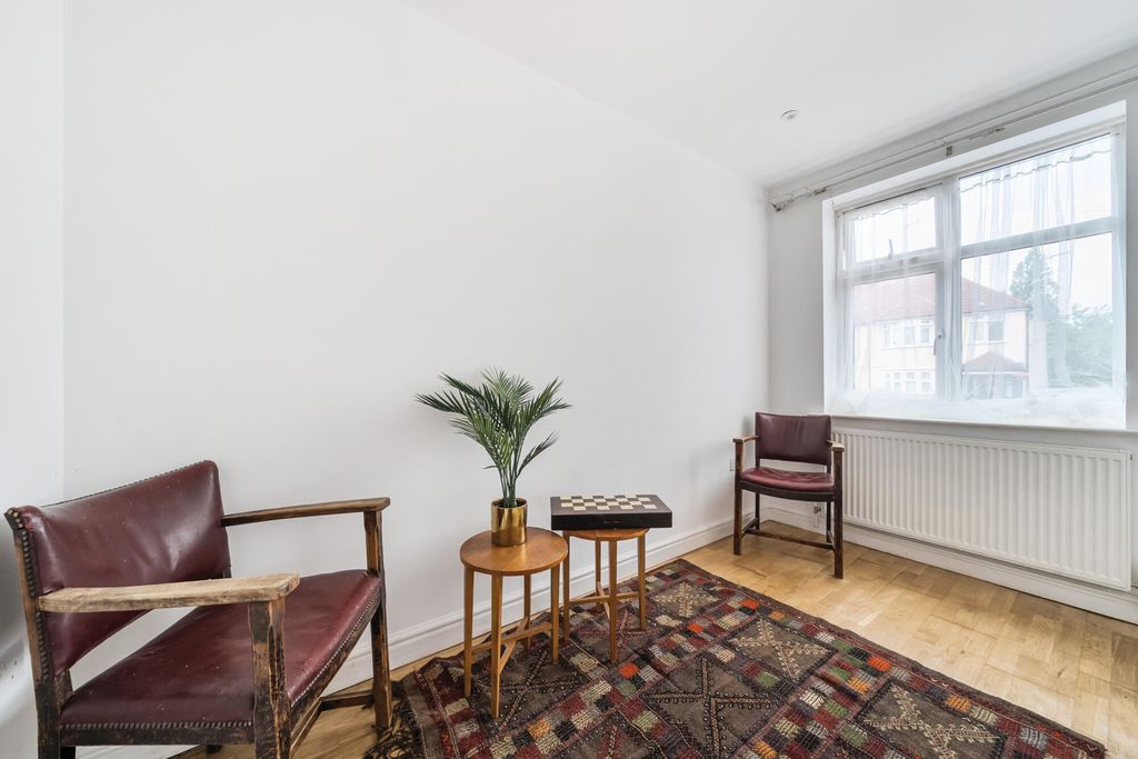 Property photo 3 of 15 1325066-18-687901...