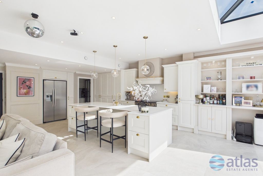 Property photo 2 of 33 Kitchen/Reception/Diner
