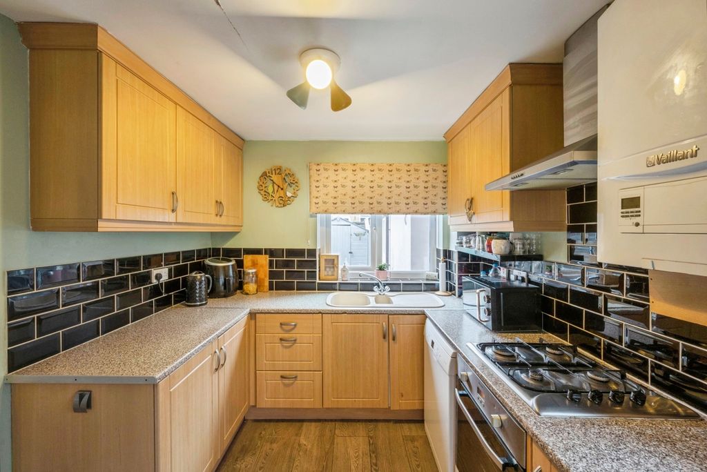 Property photo 3 of 18 Kitchen