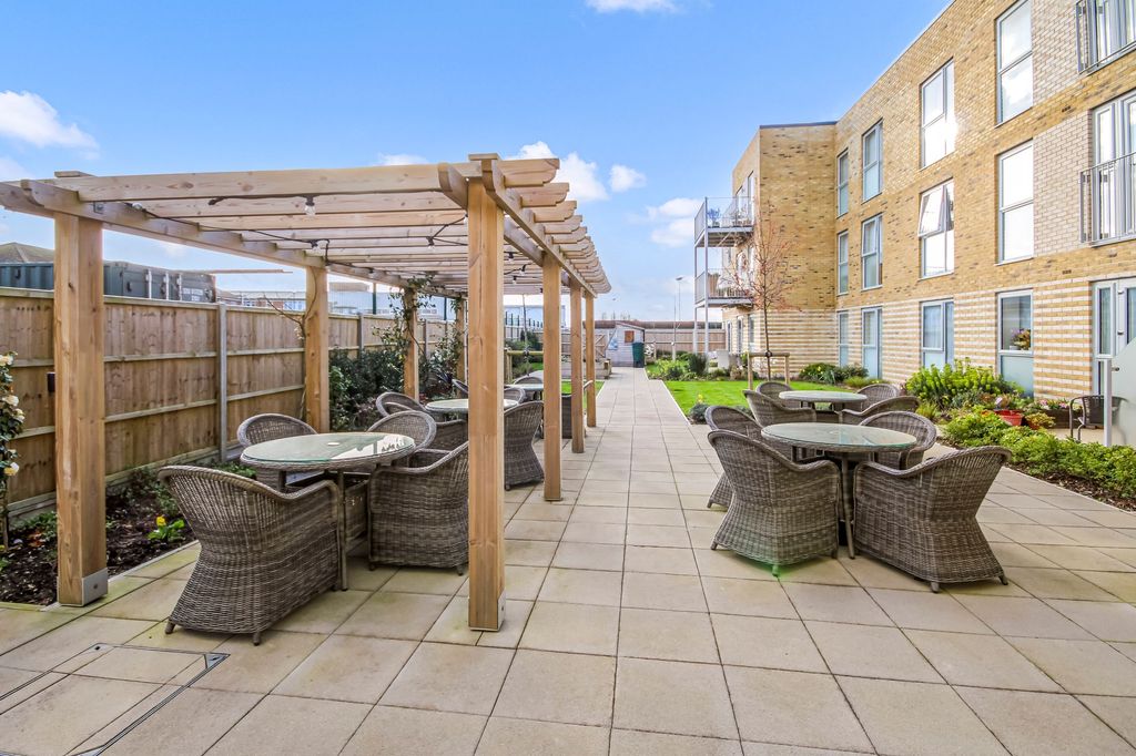 Property photo 3 of 13 Communal Gardens