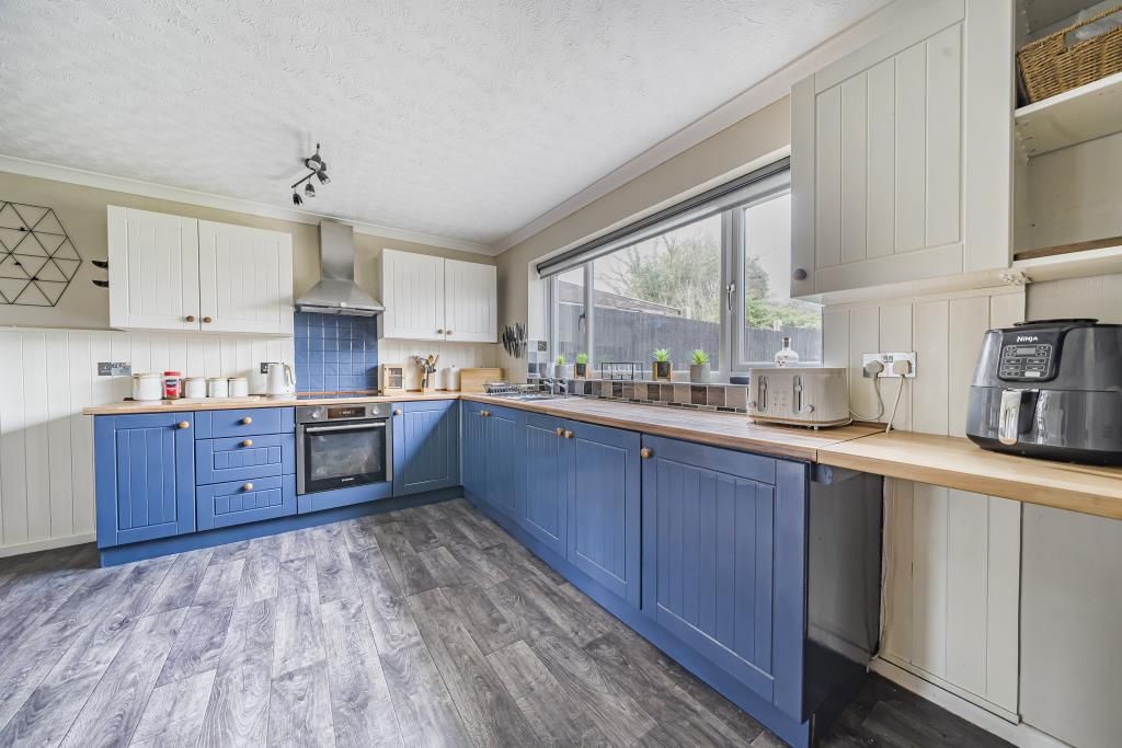 Property photo 2 of 19 Kitchen