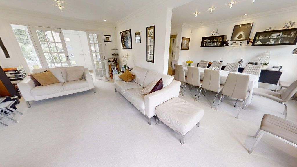 Property photo 3 of 24 Reception