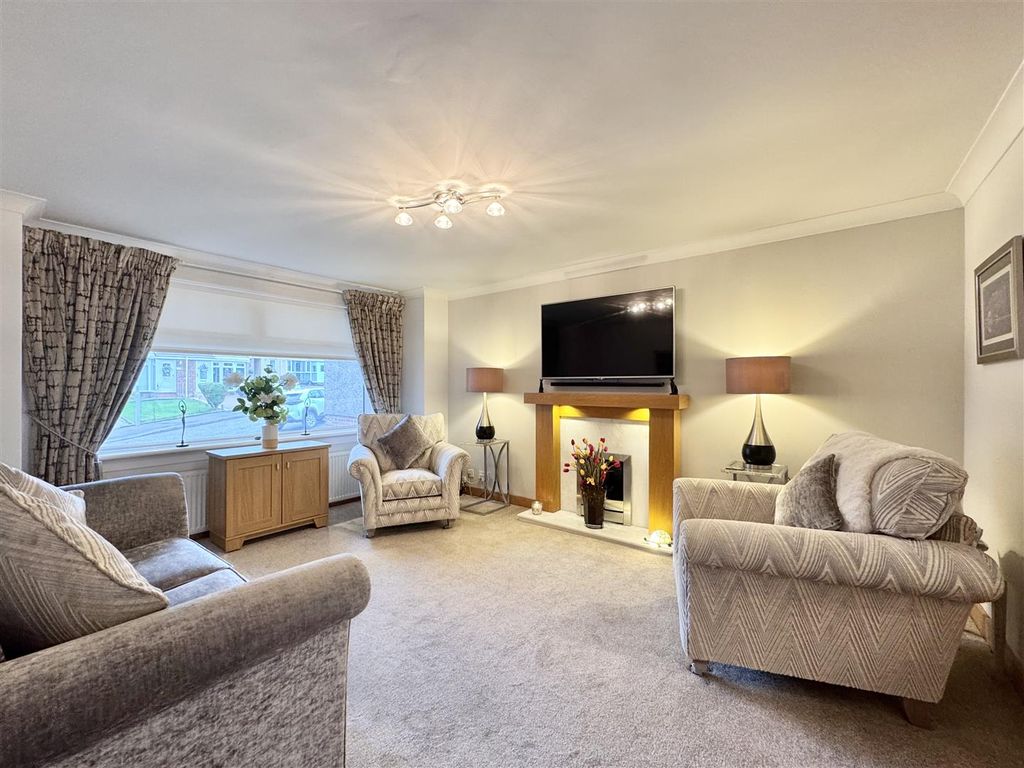 Property photo 3 of 24 Lounge