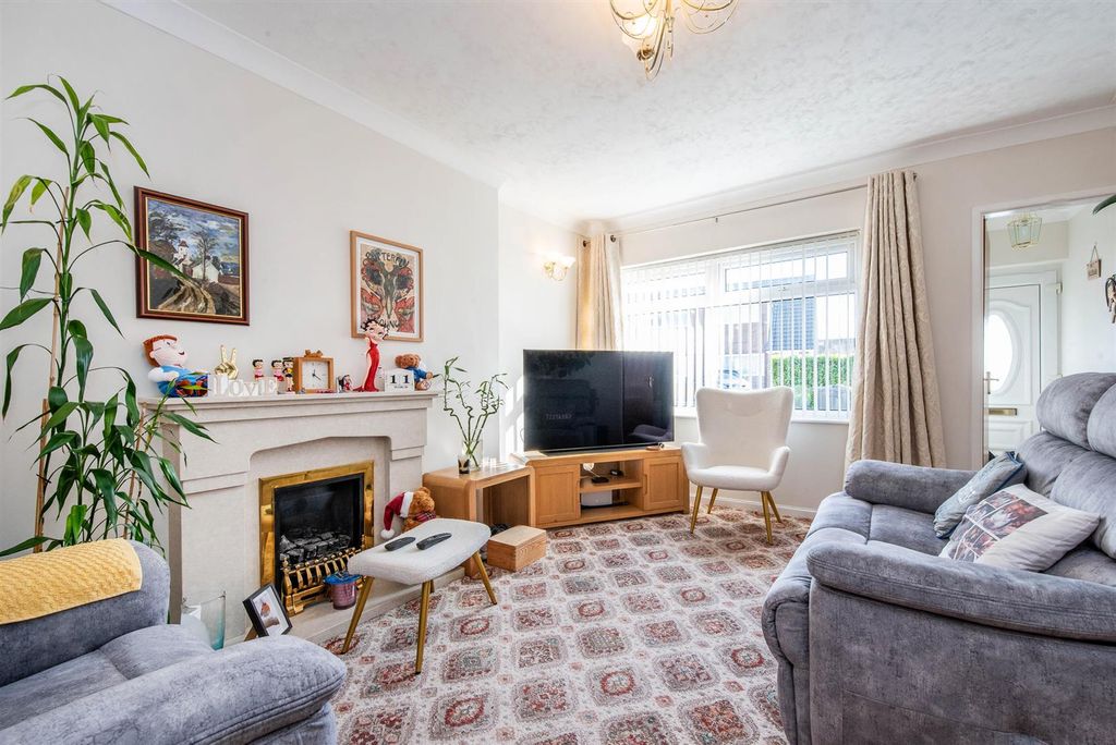 Property photo 3 of 23 Lounge