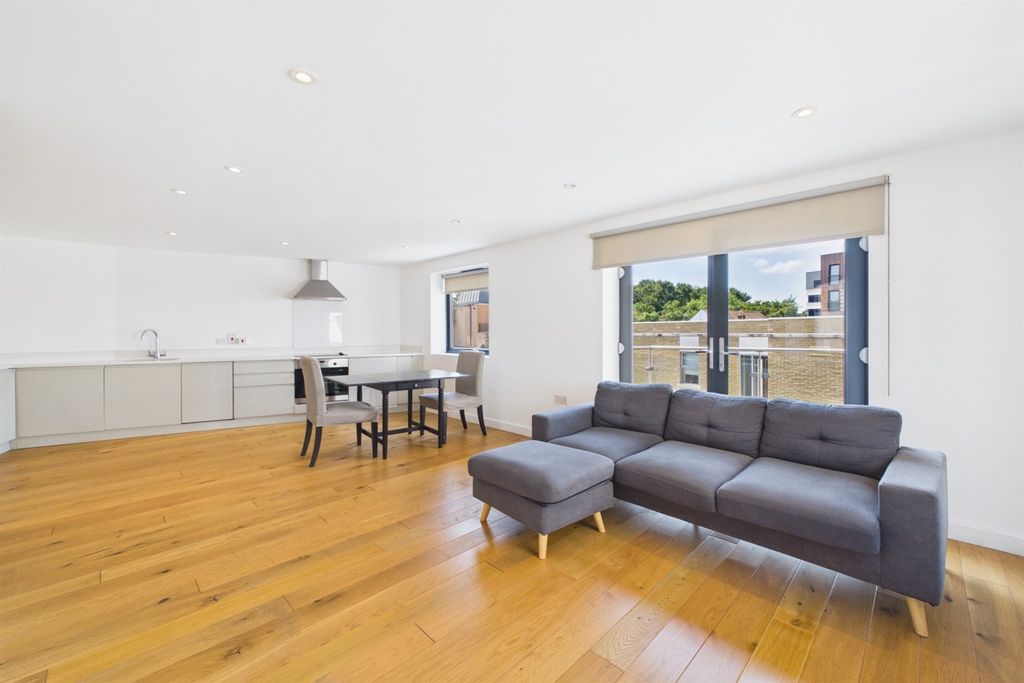 Property photo 1 of 11 Living Room / Kitchen