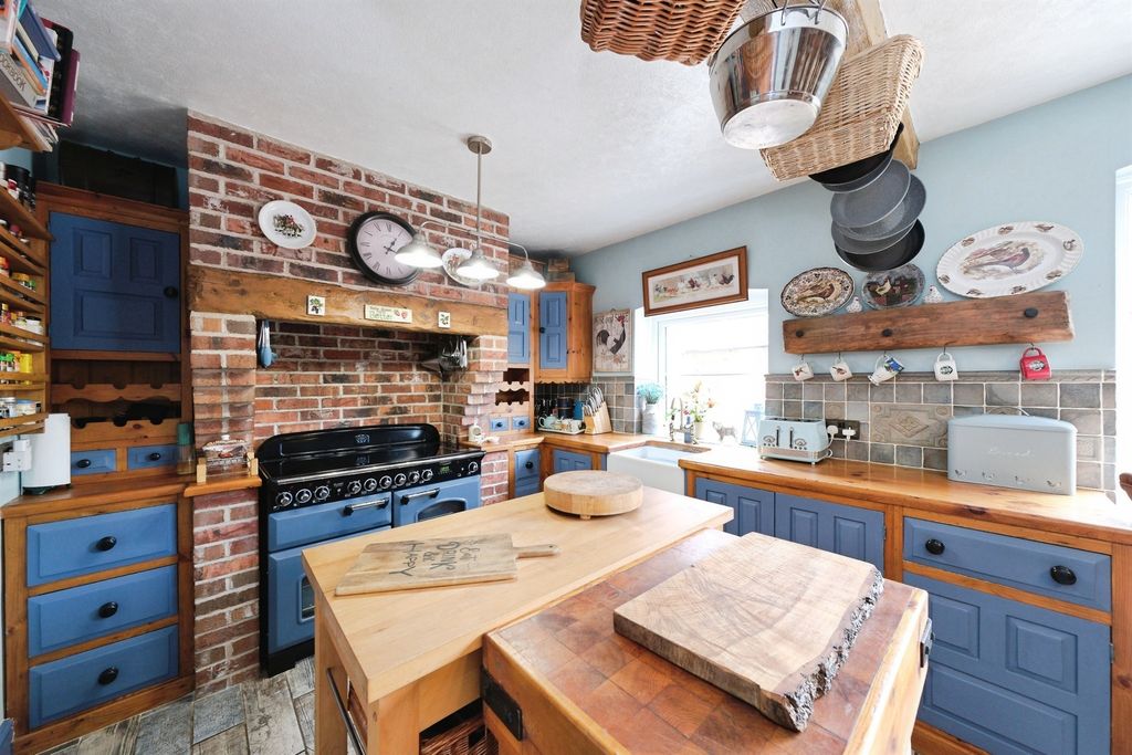 Property photo 2 of 20