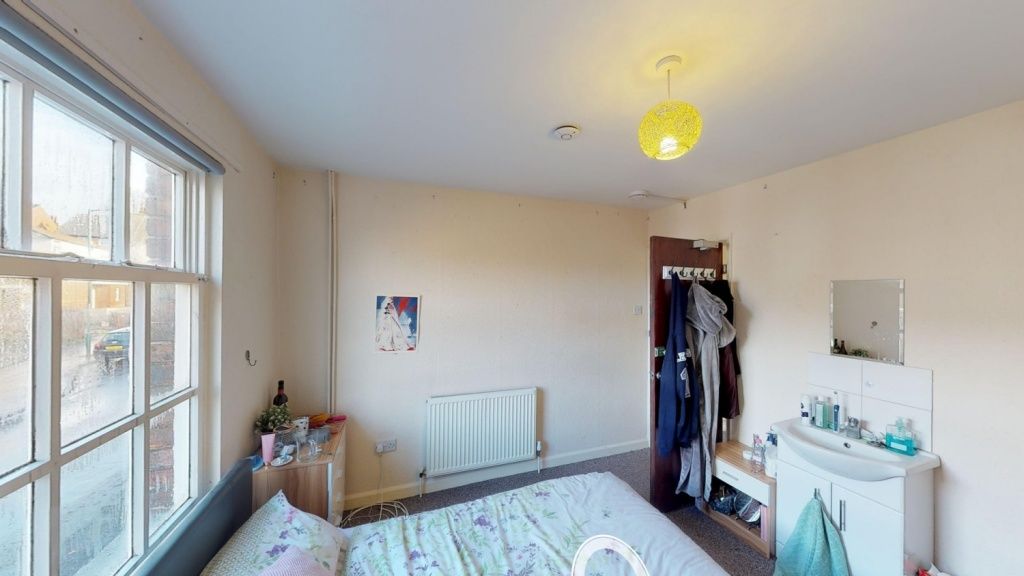 Property photo 2 of 12 A Bright And Cozy Double Bedroom Featuring A Large...