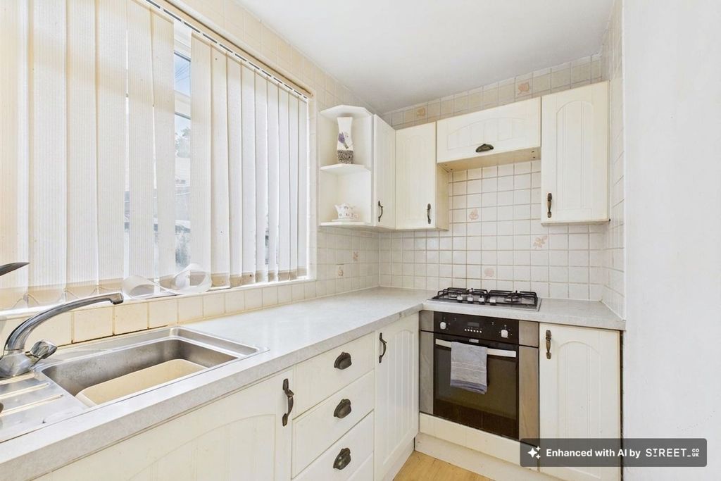 Property photo 3 of 12 Kitchen