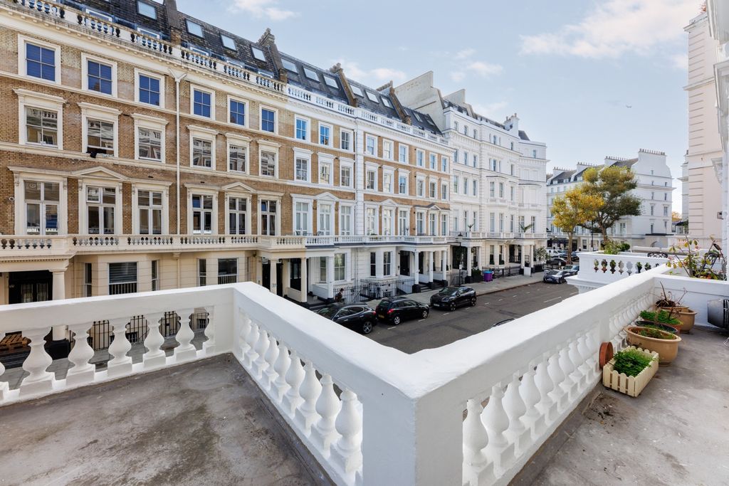 Property photo 2 of 17 Balcony