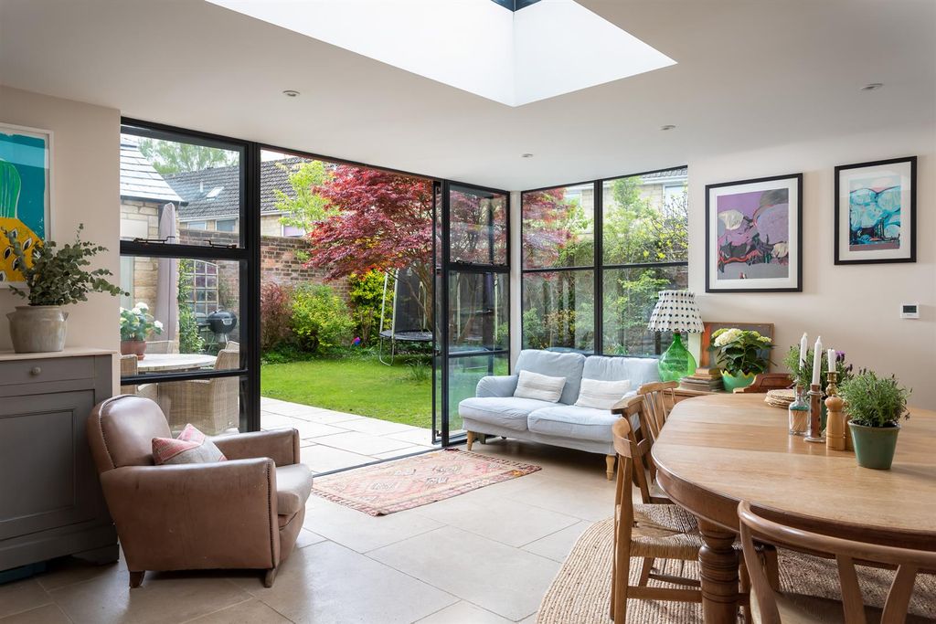 Property photo 2 of 29 17 - 4 Victoria Road - Gl7 1En - Web.Jpg