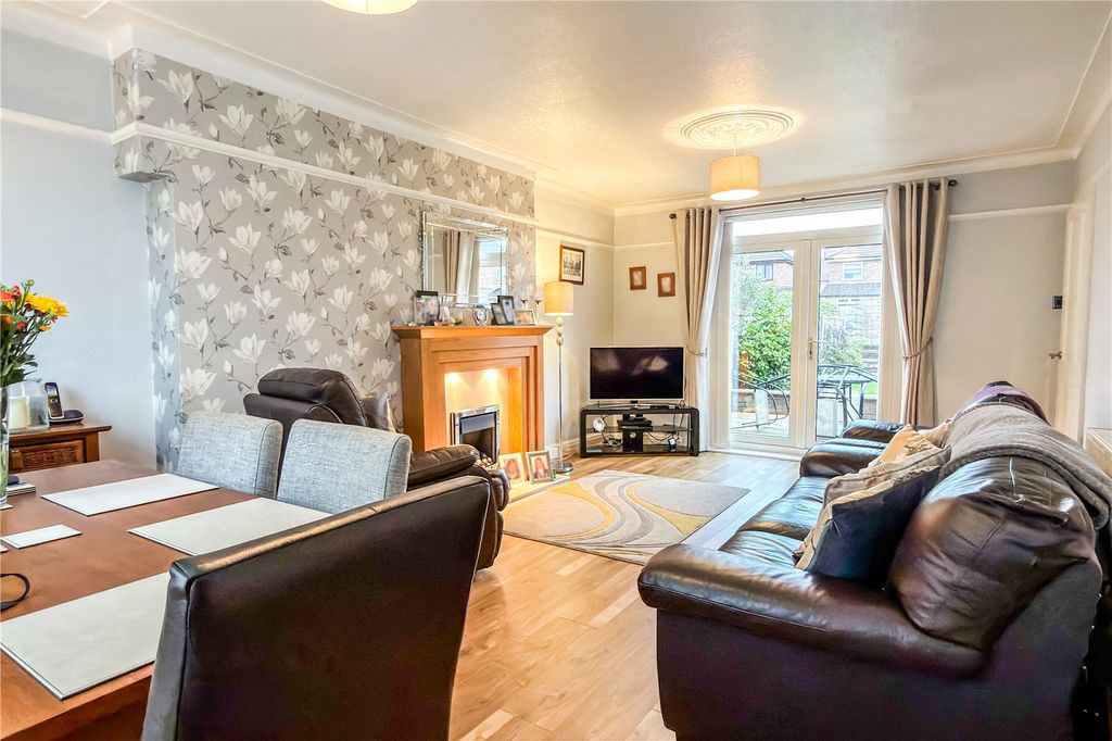 Property photo 3 of 20 Lounge