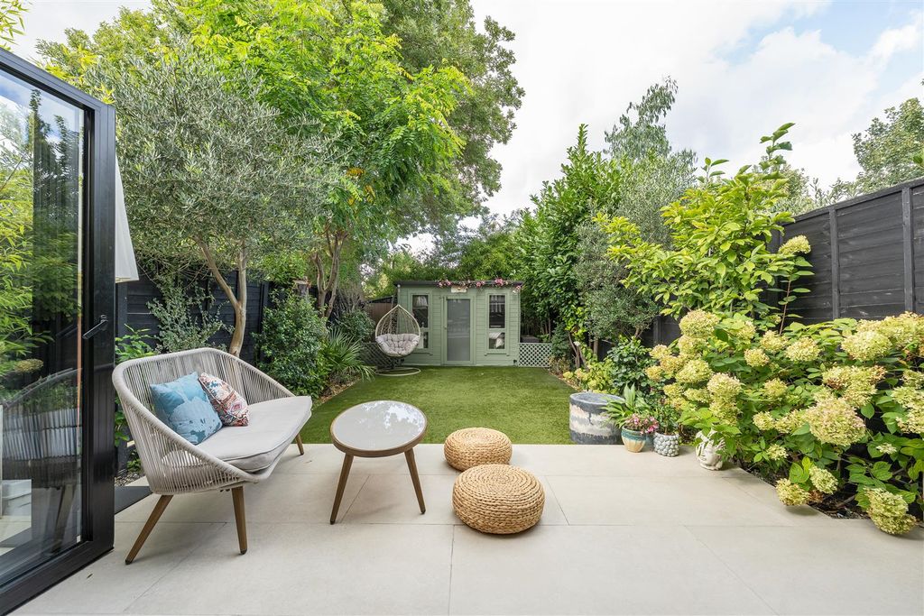 Property photo 2 of 34 Waverley Road, E18