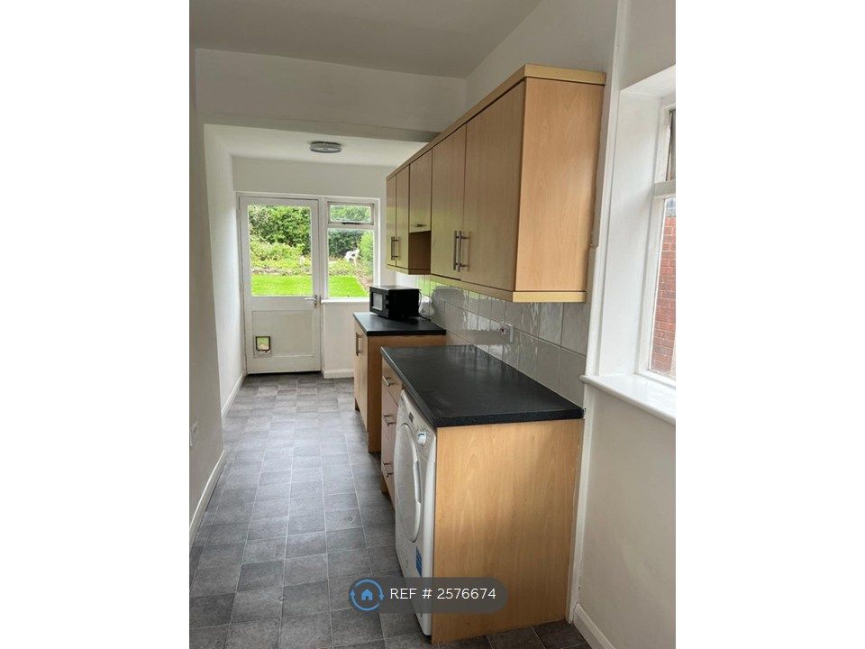 Property photo 3 of 12 Kitchen