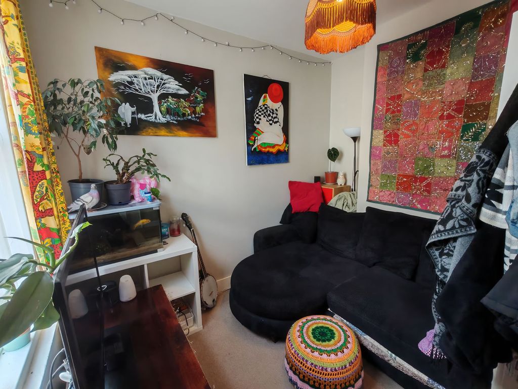 Property photo 3 of 12 Lond9375759528-04-2026__12-57-54_Img_20260428_120110.Jpg