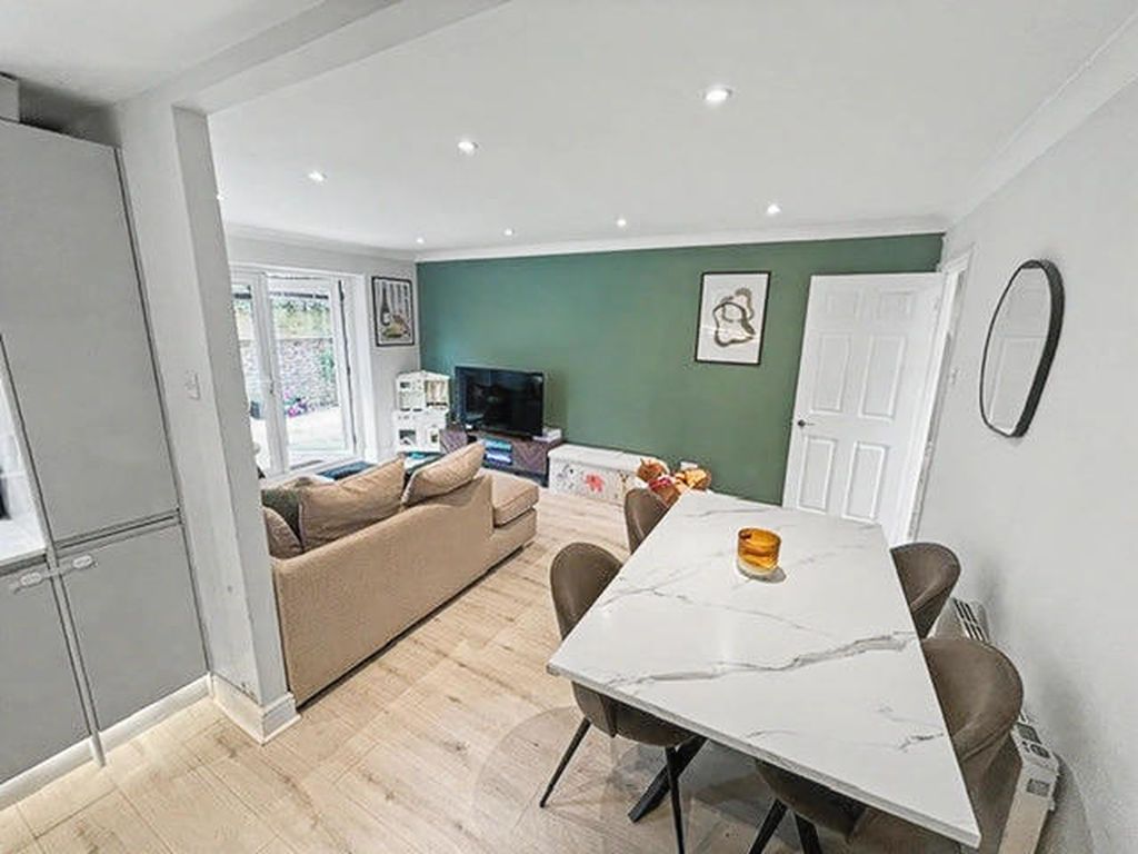 Property photo 3 of 12 Photo 6