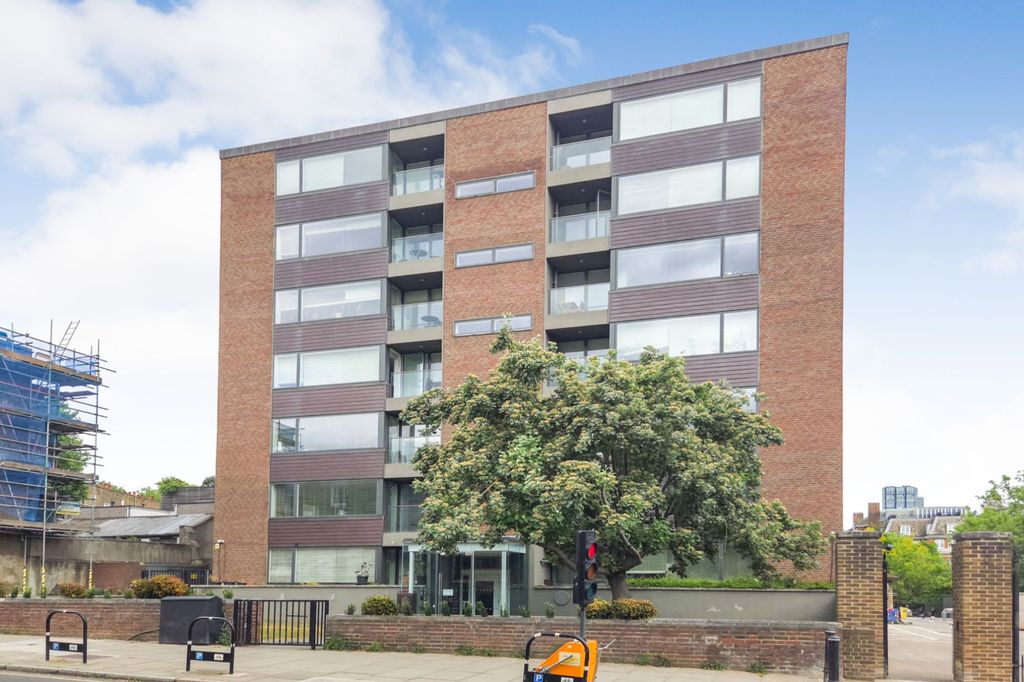 Property photo 1 of 14 Flat 12, Charles Allen House, 22 Amwell Street, Clerkenwell, London Ec1R 1Xu