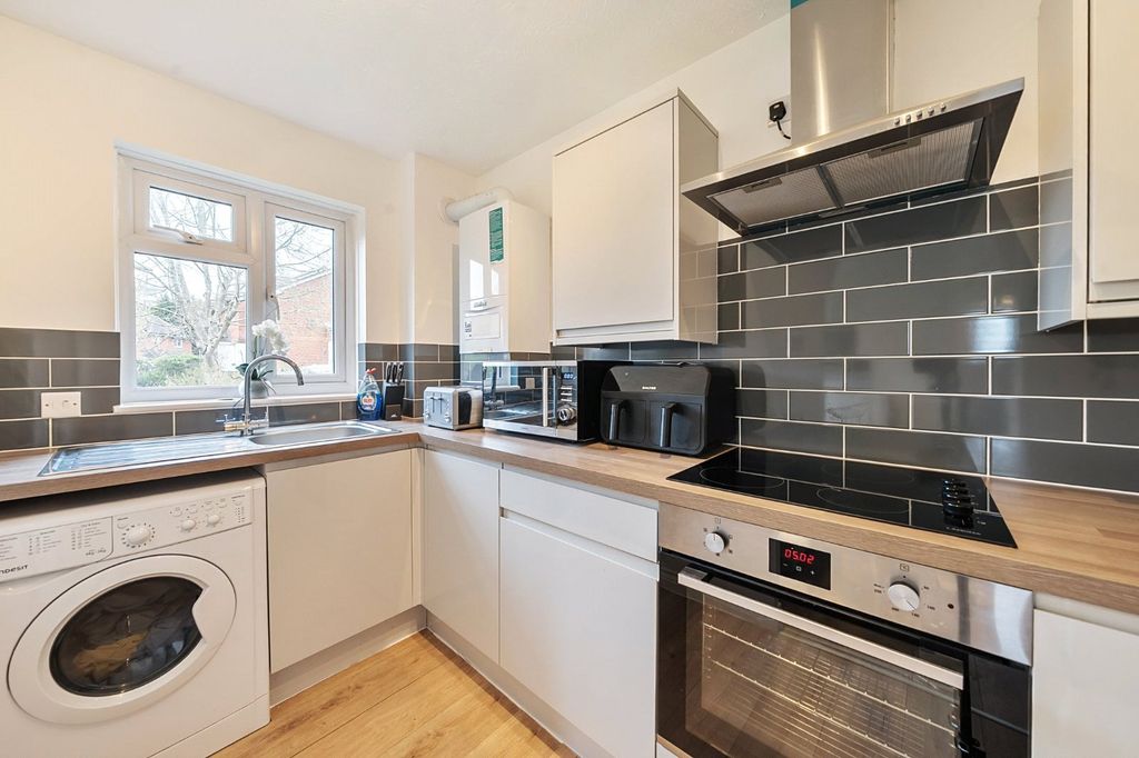 Property photo 3 of 9 Kitchen