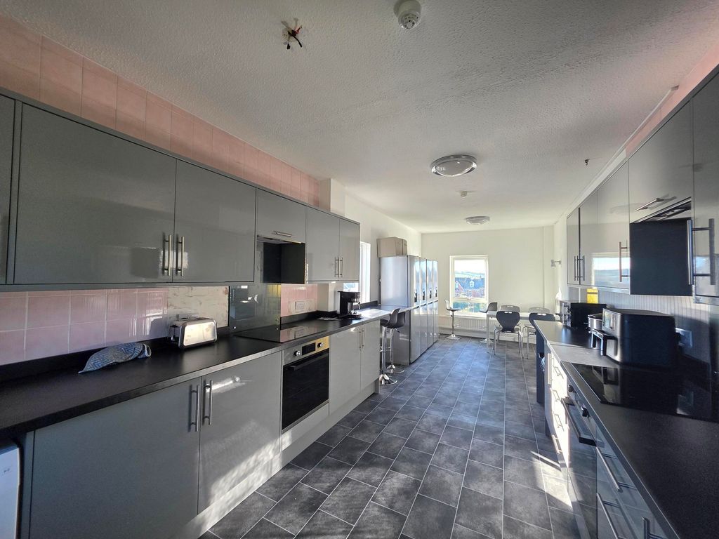 Property photo 2 of 14 Image