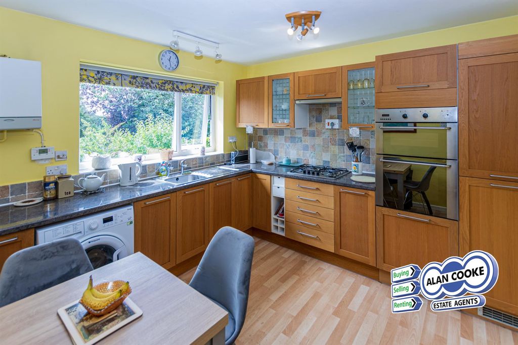Property photo 2 of 10 Fitted Kitchen