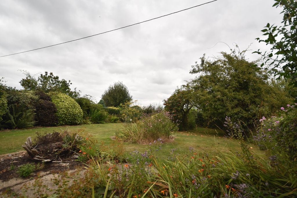 Property photo 3 of 12 Garden