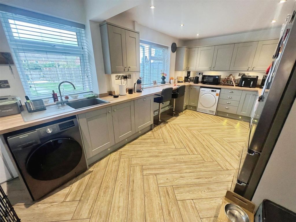 Property photo 2 of 19 Kitchen