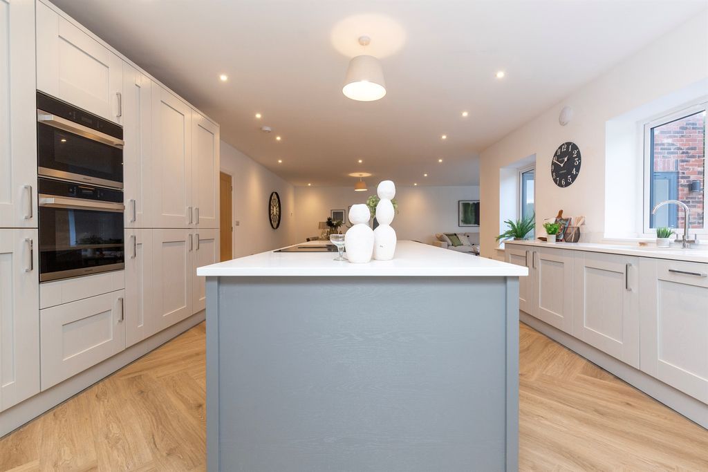 Property photo 2 of 32