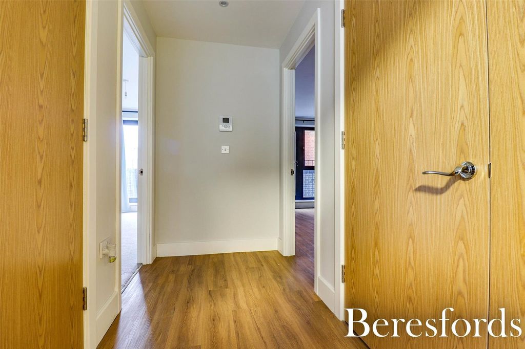 Property photo 2 of 8 Hallway