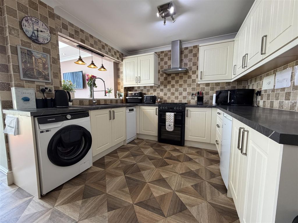 Property photo 2 of 33 Kitchen