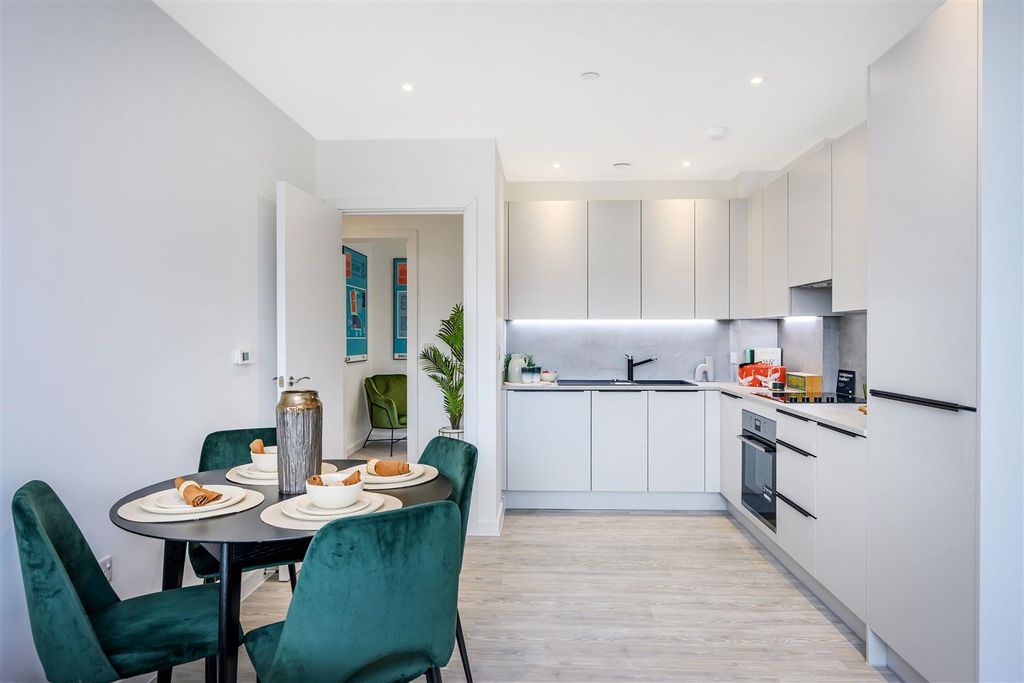 Property photo 3 of 11 50-52 London Road Showflat-23.Jpg