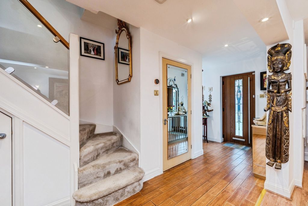 Property photo 2 of 17 Hallway