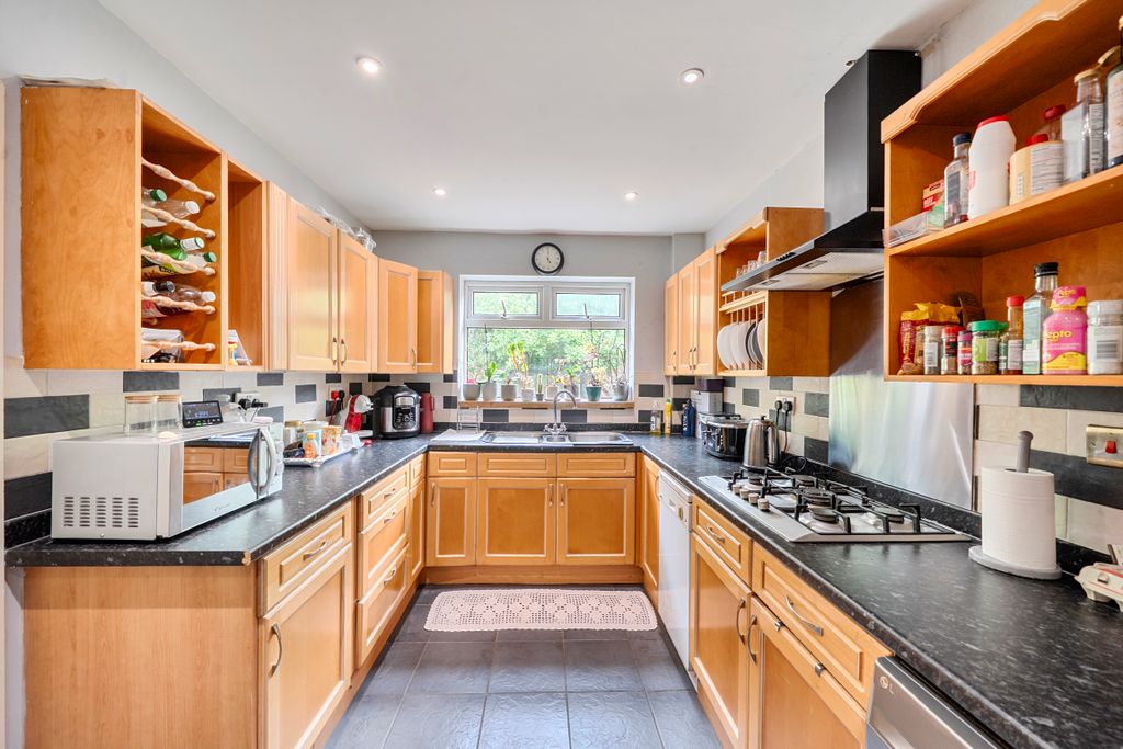 Property photo 3 of 13 147708346A43F218Bb299
