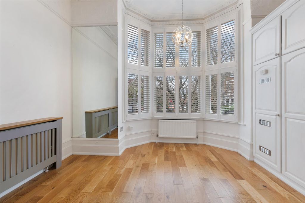 Property photo 1 of 12 Worple Road 38 (12).Jpg