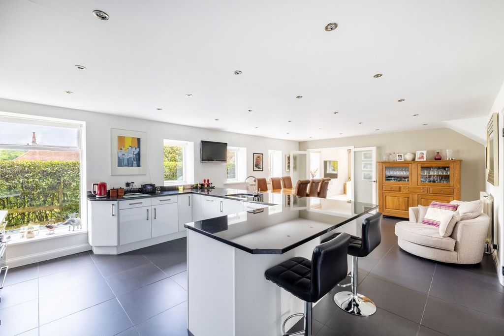 Property photo 2 of 26