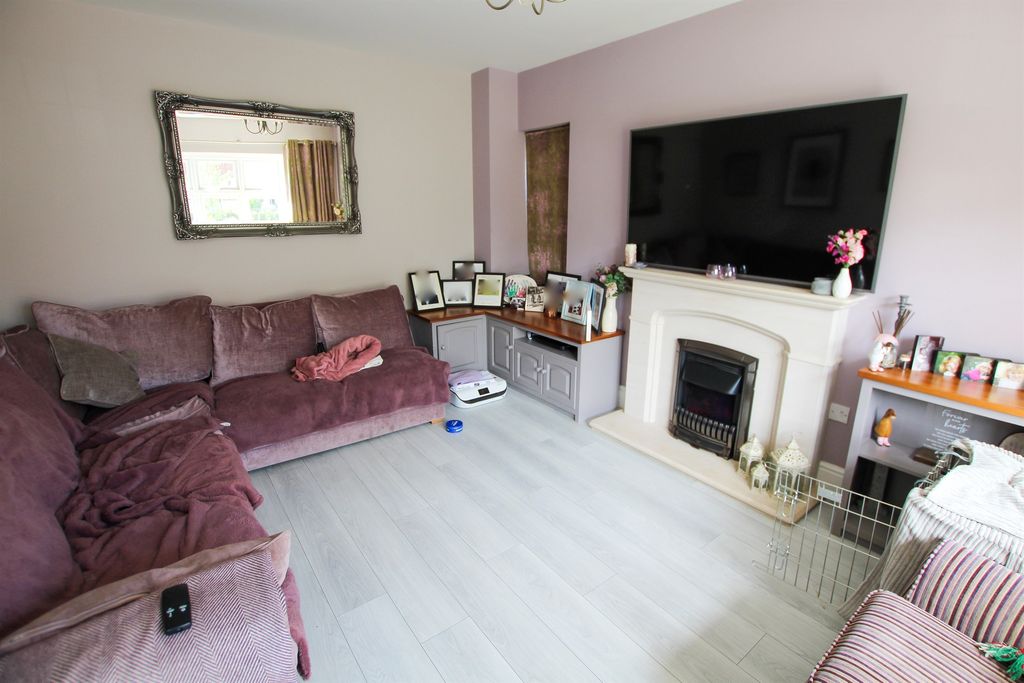 Property photo 3 of 14 Living Room