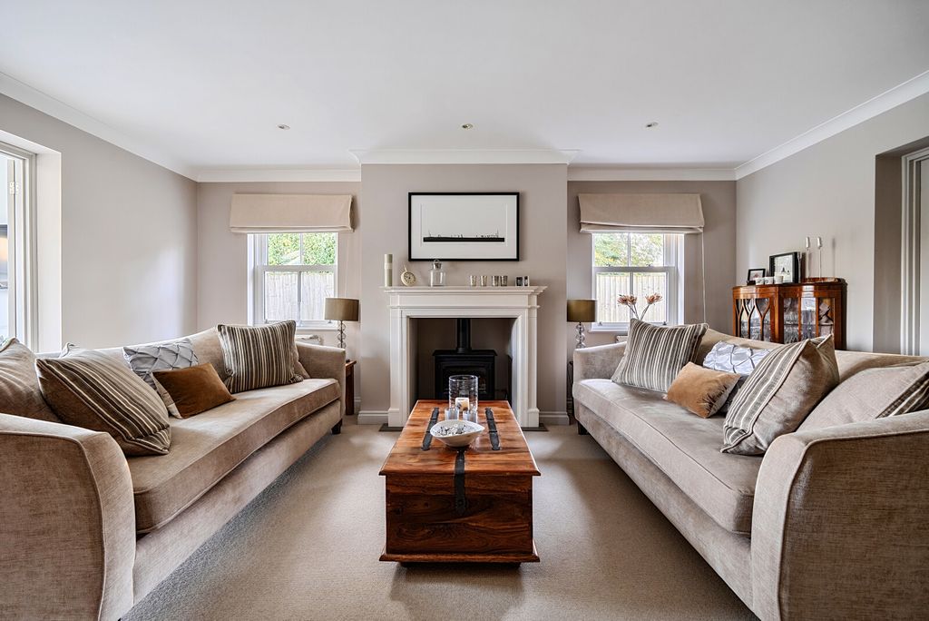Property photo 2 of 24 1381372-37-69209d...