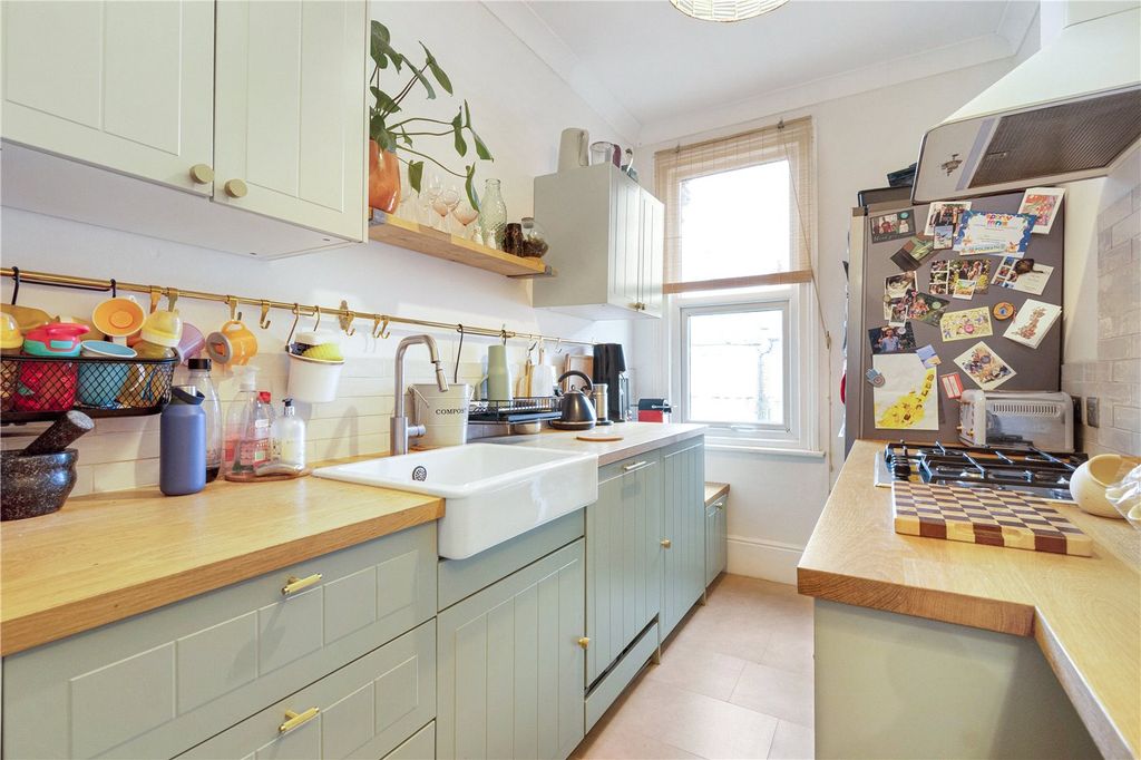 Property photo 3 of 9 Kitchen